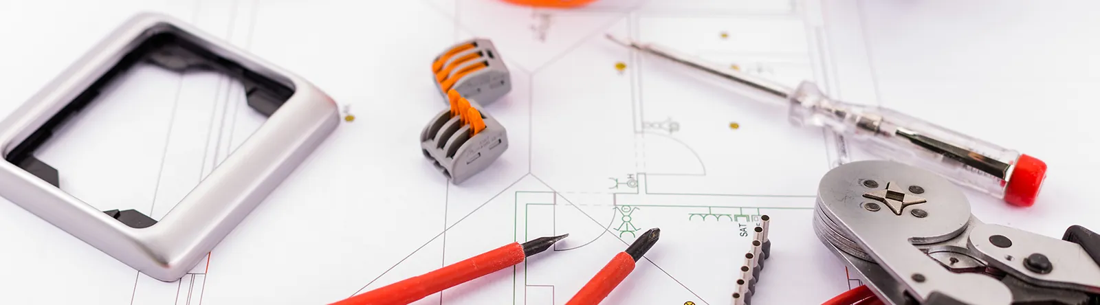 Elektrotechnische Verbindungsklemmen auf einem Schaltplan